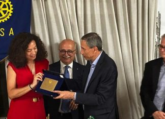 Consegnato il Premio Galilei del Rotary Club Pisa ai professori McLure e Bonadonna Il rettore Riccardo Zucchi consegna il premio alla professoressa Bonadonna