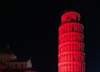 La Torre di Pisa si colora di rosso per la campagna End Polo Now